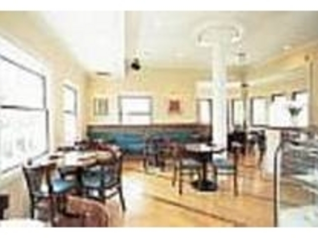 窓からの日射しで明るく落ち着きある店内_caffe LA LUNA