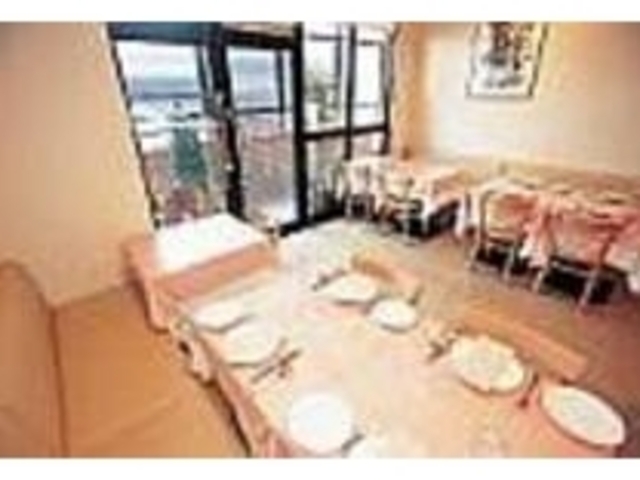やわらかい色調の店内でフランス料理を頂く_ビストロ アゼルリドー