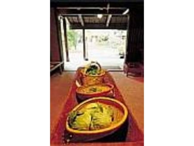 朝摘み野菜はレストラン入口に。11時〜_亀の井別荘 鍵屋