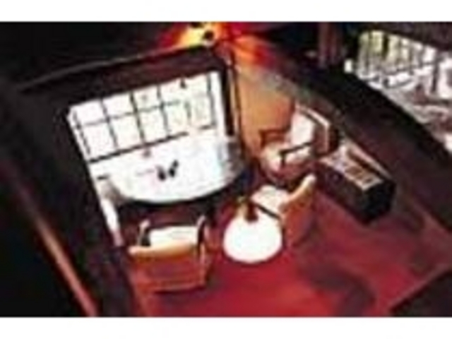 桟敷席から見た店内。時を忘れてくつろげる_亀の井別荘 茶房 天井棧敷