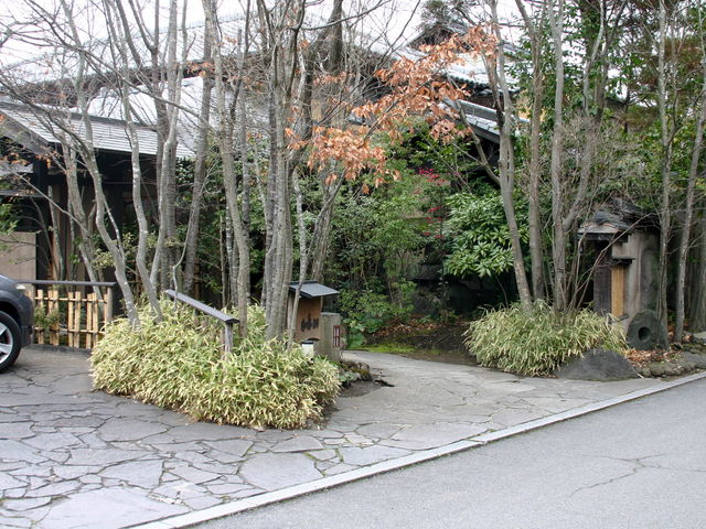 町営ゆのつぼ温泉の斜め向かいに位置する_日の春旅館