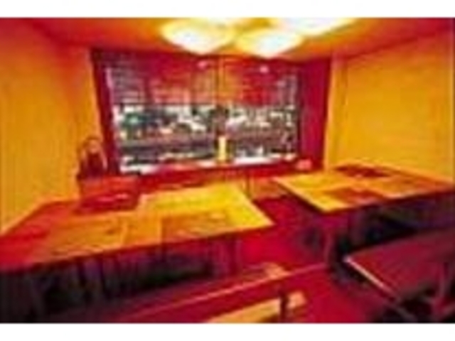 カウンターとテーブルが2つの小さな店_八丁へ