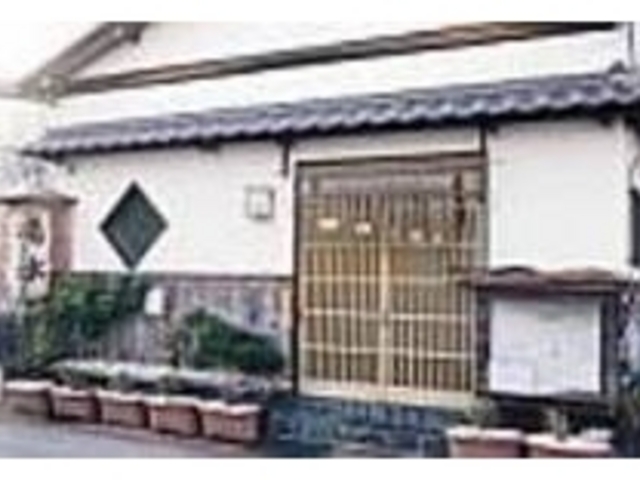 漆喰の壁や盆栽が和の風情を醸し出している_割烹 菊水