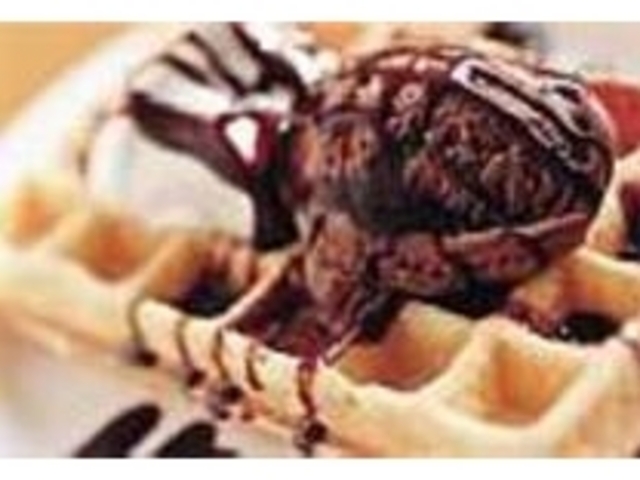 ワッフルにのせられたチョコアイスも美味_cafe' FAB
