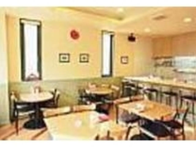 自然光もさし込む明るい雰囲気の店内_cafe' FAB