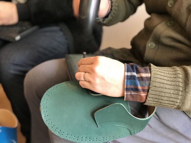 穴あけ作業。_関口靴工房