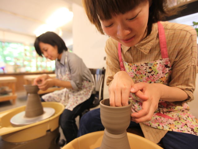 電動ロクロを使ってうつわ作り♪まるで生きもののように動く土に驚き☆_ゆう工房 東京銀座教室 ☆陶芸・銀アクセ・ガラス工芸