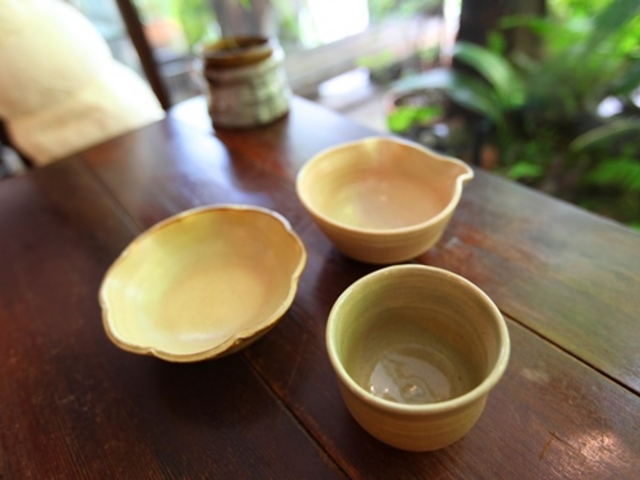 体験作品の釉薬は、土灰・青磁・黄瀬戸の3色からお選びいただけます☆_ゆう工房 名古屋栄教室 ☆陶芸・銀アクセ・ガラス工芸