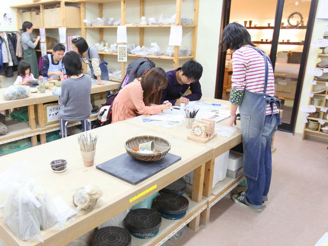 名古屋栄教室の作陶室は広く、ゆっくりとマイペースに受講いただけます☆_ゆう工房 名古屋栄教室 ☆陶芸・銀アクセ・ガラス工芸