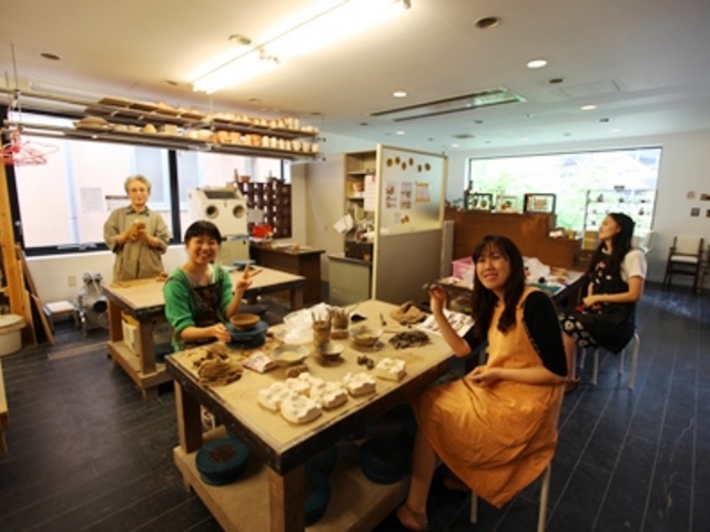 会員さんや体験さんがものづくりを楽しくマイペースに受講されています☆_ゆう工房&Cafeゆう 福岡天神店 ☆陶芸・銀アクセ・ガラス工芸