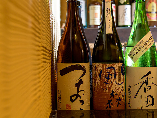 珪藻土の内装と、銘酒たち。_SAKEソムリエのいる隠れ家 天橋立 酒鮮の宿 まるやす