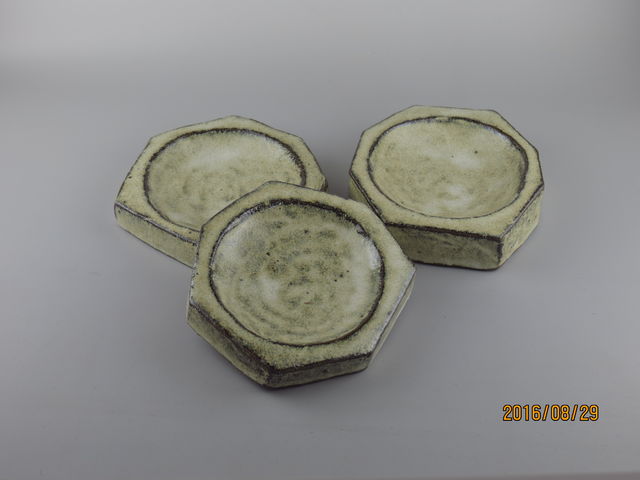 皿
赤粘土使用_陶房・無心窯
