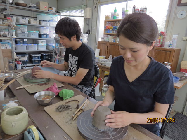 一験日体,作陶風景
記念品の作陶中_陶房・無心窯