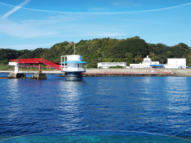 海から見た串本海中公園センター。水族館を抜けた先に海中観察施設があります。_串本海中公園