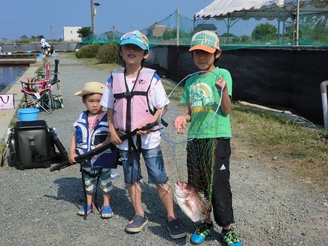 家族でのんびり休日を!_松名瀬フィッシングパーク