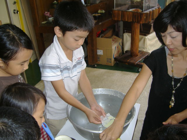ぬるま湯に蝋を浮かべてレタス作り!_旭サンプル