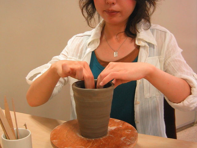 手廻しロクロで作品作り!_有限会社 森陶器館