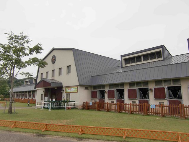 馬事センター本厩舎中央口が受付です_MIKIホーストレック
