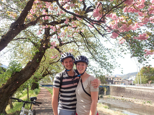 ツアー中に見つけた可愛い桜の木の下で。_SATOYAMA EXPERIENCE
