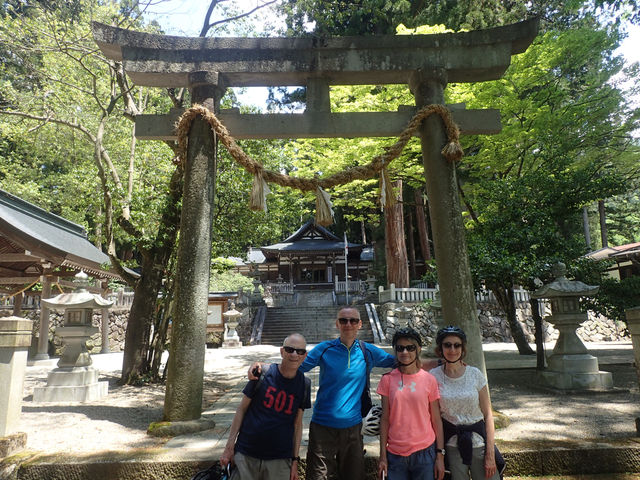 歴史あるスポットにも立ち寄ります。_SATOYAMA EXPERIENCE