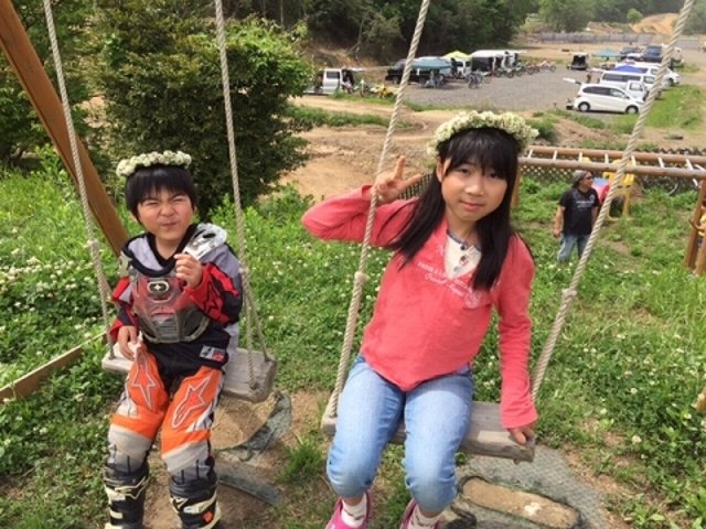 キッズスペースにはブランコや滑り台も!_ウッズモータースポーツランド下市