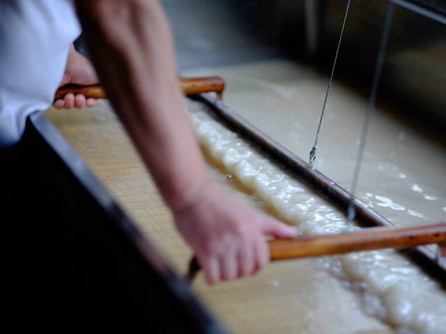 吉野町で1300年続くと伝わる手漉き和紙を使用した灯り作り体験になります。_あかり工房吉野