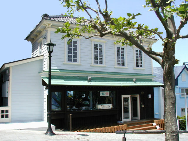 明治42年に建てられた店舗。函館市の伝統的建造物に指定されています。_元町ガラス工房