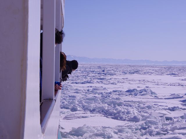 1階サイドデッキから手を伸ばすと流氷に届きそうな距離感_網走流氷観光砕氷船おーろら