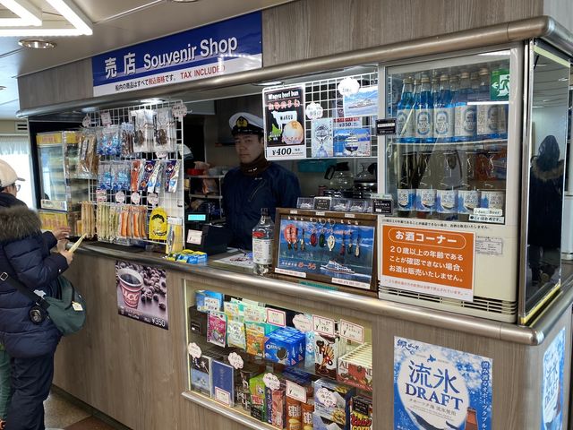 船内2階売店では、お菓子や飲料等を取り扱っております。_網走流氷観光砕氷船おーろら