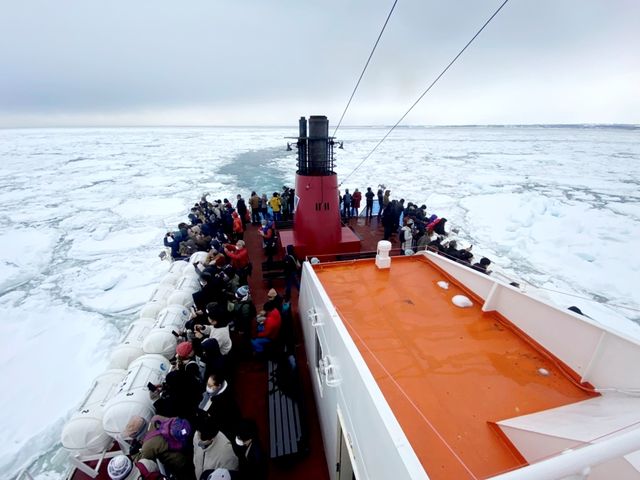 展望デッキからオホーツクの海に広がる流氷を一望できる_網走流氷観光砕氷船おーろら