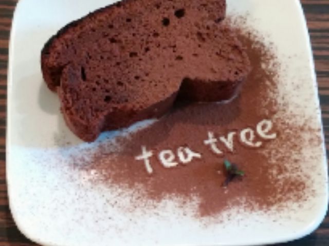 TeaTreeのデザート人気ナンバー1のガトーショコラです。甘すぎない濃厚さが癖になります。_Aroma+Herb Cafe TeaTree