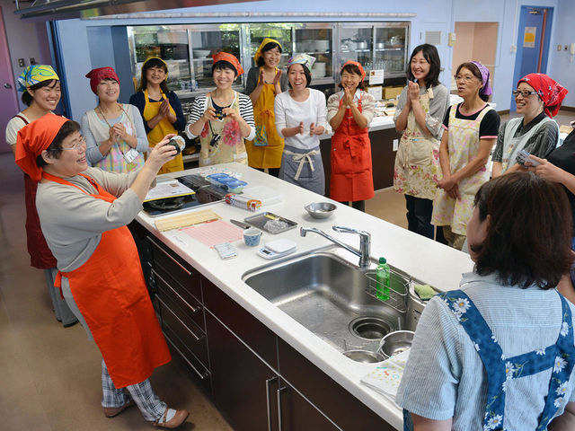 作品に包丁を入れれば笑顔の輪が広がります(^^)_巻き寿司教室ぐるり横浜元町スタジオ