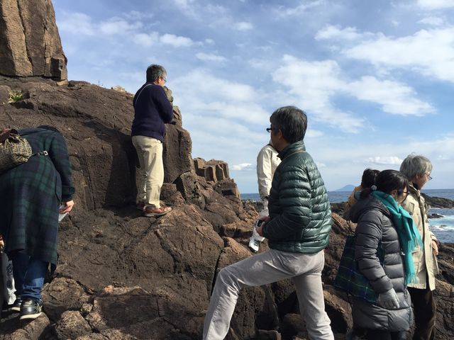 溶岩の上はグリップがよく意外に歩きやすいのです_ジオガシ旅行団