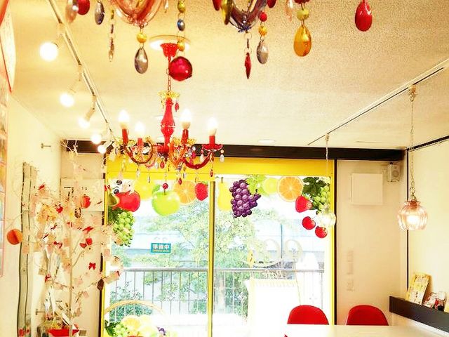 カラフルな店内_湘南の素材を集めた「極 湘南フレンチトースト」とパフェ専門店 Pafe Restaurant QOL