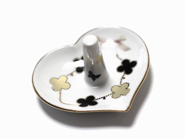 ヴァンクリモチーフのリングレストは完全オリジナルでおつくり頂いたものです。_横浜YSABEL ポーセラーツ&キャンドルサロン