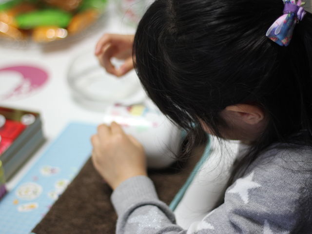 はさみが使えれば、4歳のKIDSでも作品作りが可能です☆_横浜YSABEL ポーセラーツ&キャンドルサロン