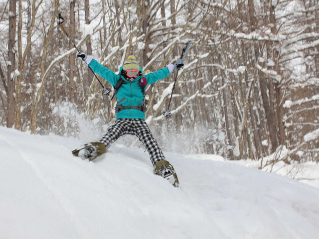 冬はスノーシューで雪山ハイキング。ツアーでは高い岩から飛んだり、そりで滑ったりして、アクティブに楽しむのがモットー。_ジャグスポーツ