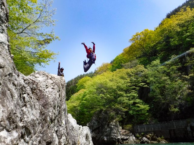 水量が落ち着く夏7-10月は、ラフティングしながら、高岩ジャンプやボディーラフティングなど川遊びのオプションが満載のツアーとなります。_ジャグスポーツ