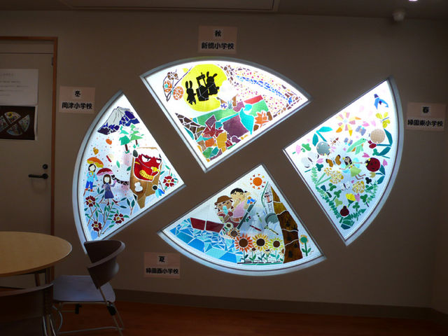 横浜市泉区「新橋ケアプラザ」 小学生の原画をもとにコラージュ制作_光ステンド工房