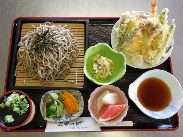 巻機山
自家製そば粉と地場野菜使用
コシの強い田舎そば。
天ぷらはサクサク。_上田の郷