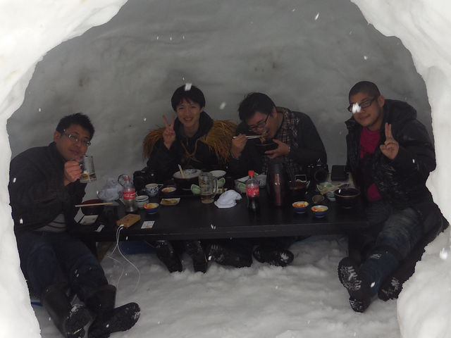 かまくら作り体験
体験時間 約2時間
一生懸命作ったかまくらの中でのお食事・お酒たまりません!かまくらの中はあったかいよ。_上田の郷