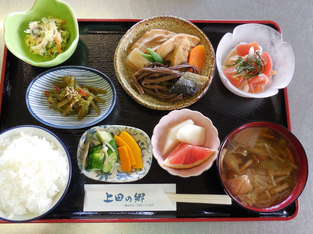 登川
地元産ぜんまいを使用した煮物。自慢のけんちん汁は10種類の地場産野菜、きのこたっぷりです。
_上田の郷
