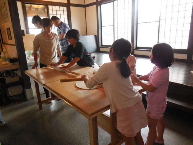 そば打ち体験
のばしの作業_上田の郷