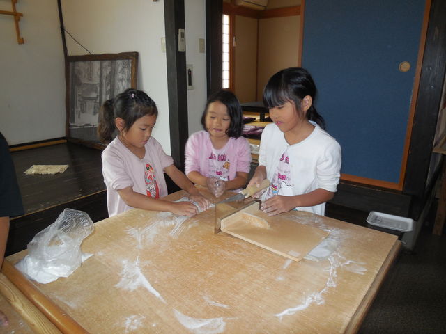 そば打ち体験
切る作業_上田の郷