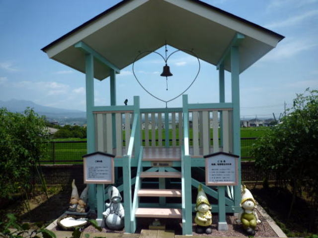 「ご縁の鐘」全景です
_からっ風焼 陶仙房