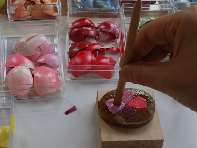 卵殻モザイクアートの作業風景♪デザインも色もあなたのお好みでどうぞ♪_ホテル古柏園