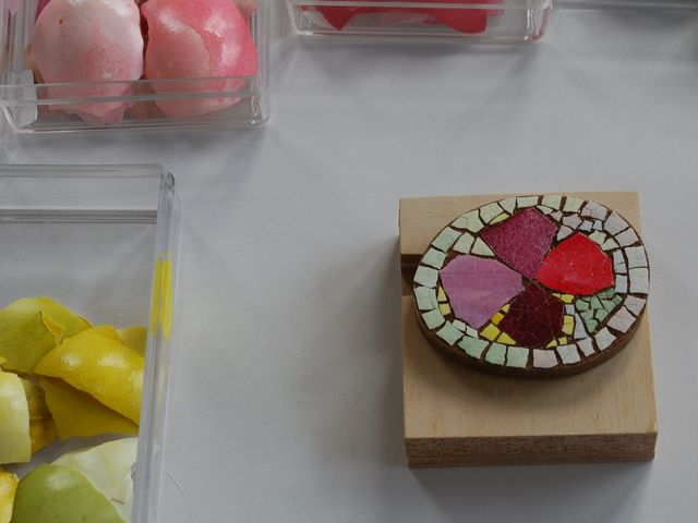 〜作品の一例〜卵殻モザイクアートのブローチ_ホテル古柏園