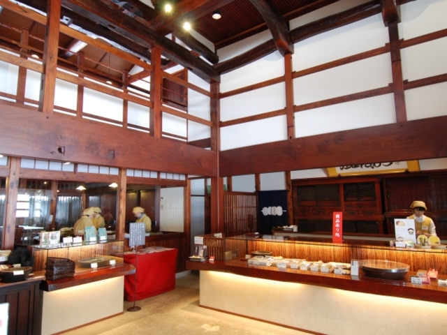 古民家を再生させた本店売店_江口だんご本店