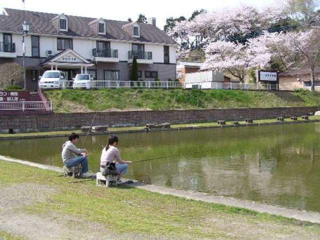 春は桜が咲き・秋にはもみじも♪四季折々の自然の中でのんびり過ごしてみて!_つり堀 亀山園