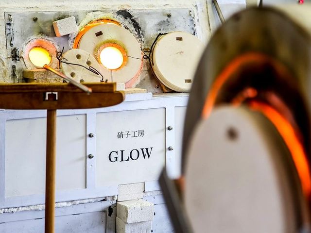 1300℃の溶解炉の熱を肌で感じて下さい。_硝子工房 GLOW